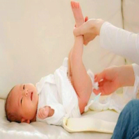Evite la acción incorrecta de cambiar los pañales del bebé (3)